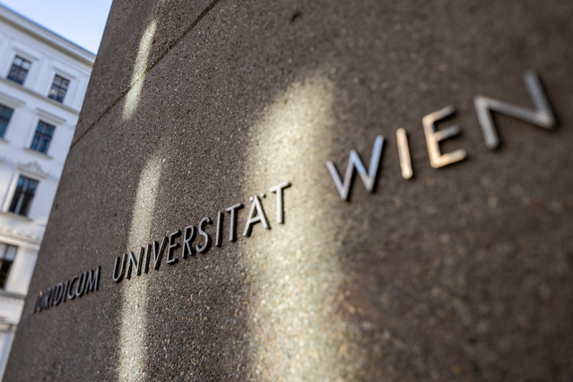 Hausmauer Juridicum mit Aufschrift Juridicum Universität Wien