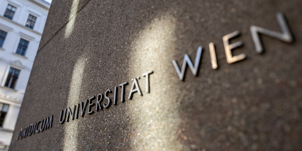 Hausmauer Juridicum mit Aufschrift Juridicum Universität Wien
