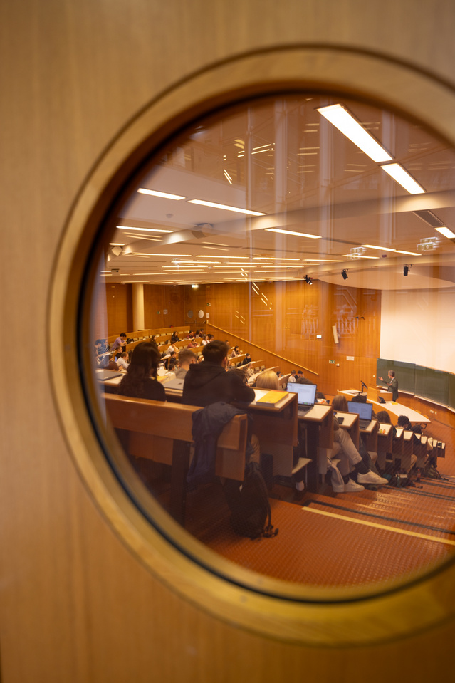Blick in einen Hörsaal in dem Studenten sitzen