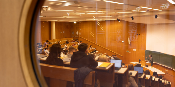 Blick in einen Hörsaal in dem Studenten sitzen